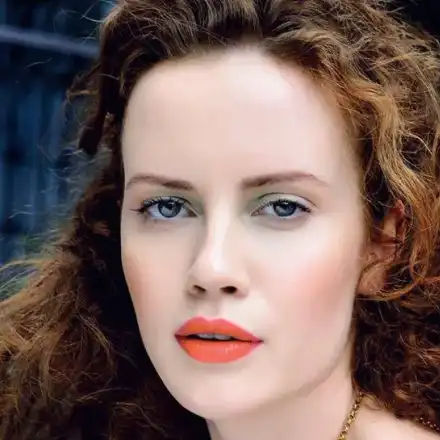 Синоптичката Малкоданска стана продавачка! Търгува вази, когато не е на екран (Подробности)