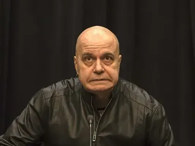 Слави хвърли патериците, изкуствената става дава резултат! Ходи без да се подпира, но не знае дали ще се върне на екран