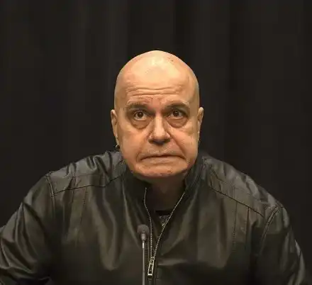 Слави хвърли патериците, изкуствената става дава резултат! Ходи без да се подпира, но не знае дали ще се върне на екран