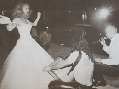 Слави ЖЕНЕН? Невиждана снимка от единствената сватба, на която Дългия е коленичил пред булка (Подробности)