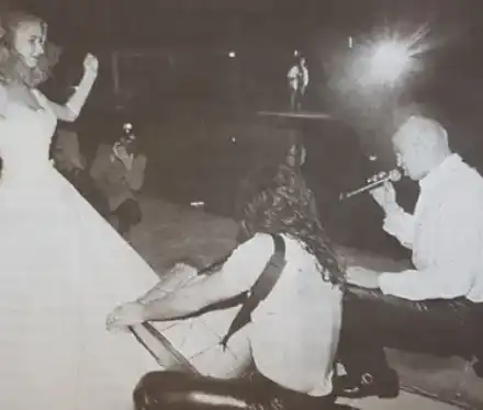 Слави ЖЕНЕН? Невиждана снимка от единствената сватба, на която Дългия е коленичил пред булка (Подробности)