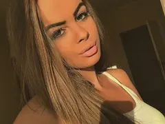 Сузанита се снима без дрехи от 13-годишна! Скандални снимки