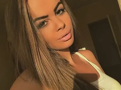 Сузанита се снима без дрехи от 13-годишна! Скандални снимки