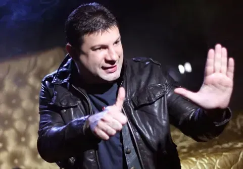 Тони Стораро катастрофира! Глиган връхлетя автомобила му с бивните напред (Подробности за неприятния инцидент)
