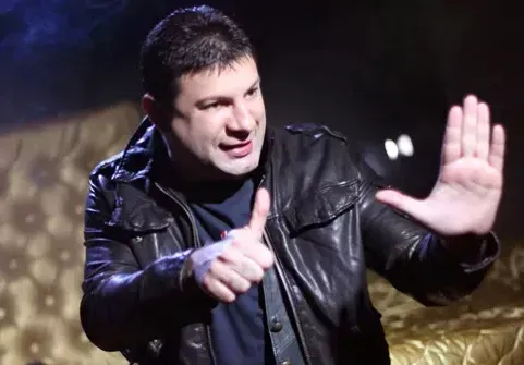 Тони Стораро катастрофира! Глиган връхлетя автомобила му с бивните напред (Подробности за неприятния инцидент)