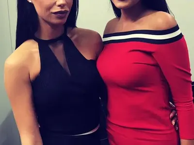 Аделина Солтарийска наду бюста, дразни Борко с разходки по котешката пътечка (Вижте как събра погледите)