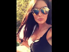 Аделина Солтарийска наду бюста, дразни Борко с разходки по котешката пътечка (Вижте как събра погледите)
