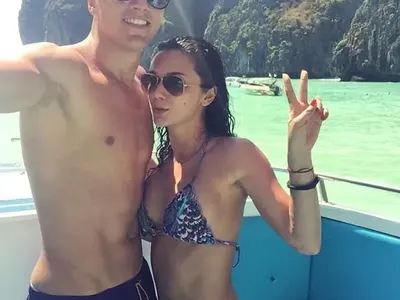 Доведената щерка на Гущеров се взима с вратар, вее силикон по плажовете на Тайланд (Снимки)