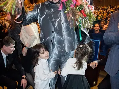 Гилотината на лорд Минчев сече наред: Дайте скункс за мода на Бебо Халваджиян, Донков ниско в модната скала, Киркоров прекалява с грим и светкавици (Има и похвалени + снимки)