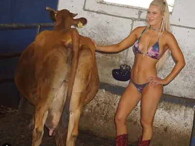 Кечистът Русев и съпругата му Лана доят крави в пловдивско село за американско реалити! Отпразнуваха 1 година от сватбата (СНИМКИ)