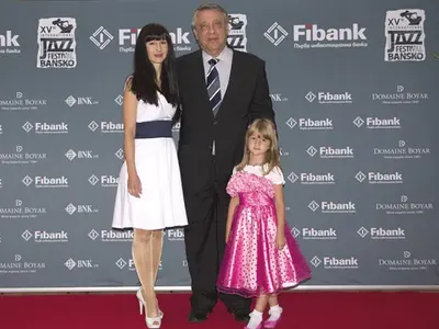 Красивата съпруга на д-р Емил Илиев се тунингова