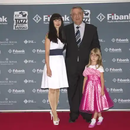 Красивата съпруга на д-р Емил Илиев се тунингова