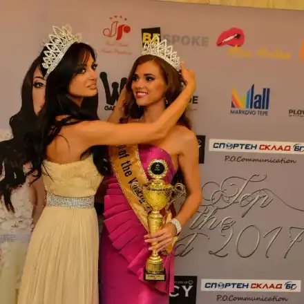 Лейди България Бети Методиева предаде световната корона „Miss top of the world”  на Латвия