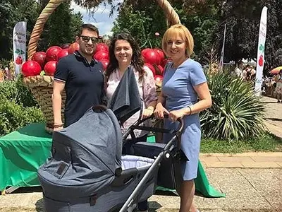 Мая Манолова във война с първия си мъж, цакат се със скъпи подаръци за внучето