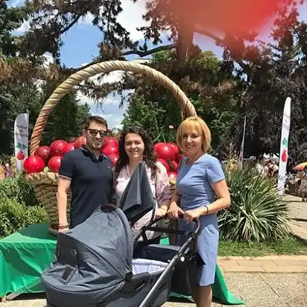 Мая Манолова във война с първия си мъж, цакат се със скъпи подаръци за внучето