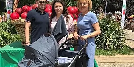 Мая Манолова във война с първия си мъж, цакат се със скъпи подаръци за внучето