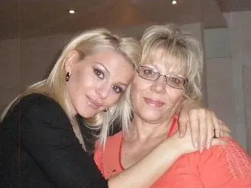 Майката на ДесиСлава тормози гаджето й (Вижте защо двете не си говорят)