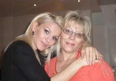 Майката на ДесиСлава тормози гаджето й (Вижте защо двете не си говорят)