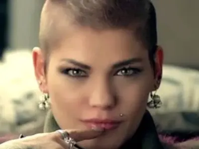 Носът на Жана Бергендорф се разпада