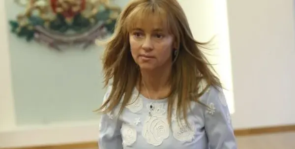 Първата жена на Веселин Маринов сваля министър, залива го с любовни есемеси