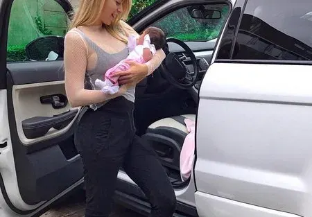 Сървайвърката Янита роди момиченце
