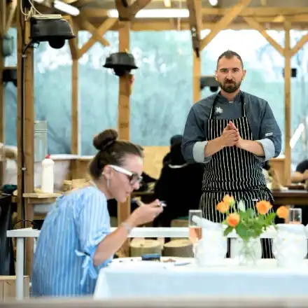 Шеф Токев готви във „Фермата“