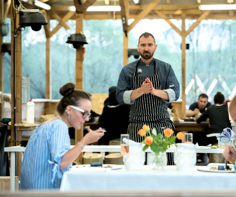 Шеф Токев готви във „Фермата“