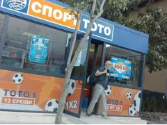 Стоян Алексиев изпъден на улицата, надява се на шестица от тотото, за да задържи палавата студентка (ФОТО)