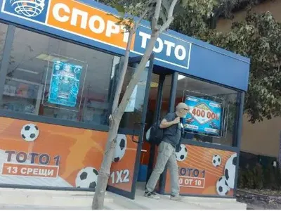 Стоян Алексиев изпъден на улицата, надява се на шестица от тотото, за да задържи палавата студентка (ФОТО)