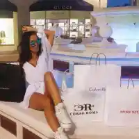 Татяна захвърли траура за майка си, хукна с любовника си из Европа