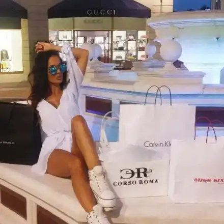 Татяна захвърли траура за майка си, хукна с любовника си из Европа