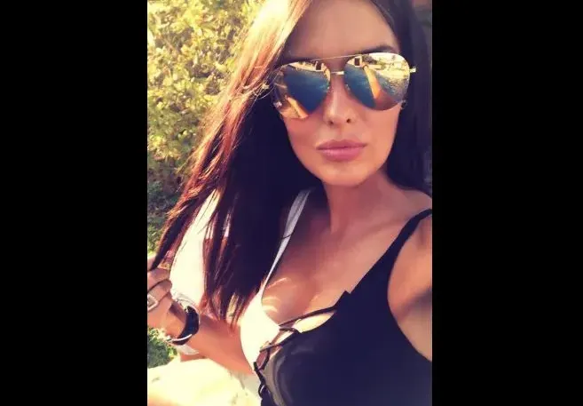Аделина Солтарийска наду бюста, дразни Борко с разходки по котешката пътечка (Вижте как събра погледите)