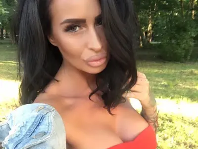 100 лева за ласки с Деси Фотосесията предлага закъсал мераклия! Плеймейтката отказва оферта и за 20 бона