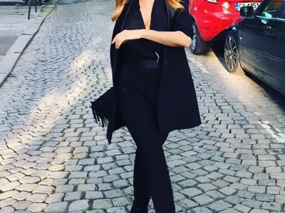 48-годишната Есил Дюран опря до шофьора си, върти му яки чупки в центъра на София