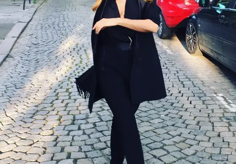 48-годишната Есил Дюран опря до шофьора си, върти му яки чупки в центъра на София