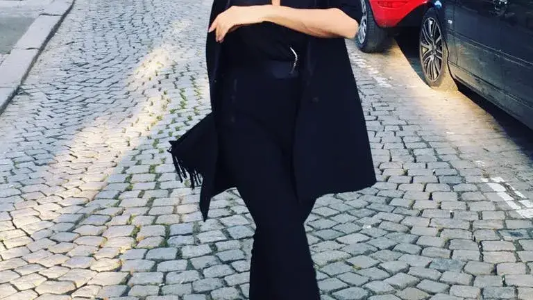 48-годишната Есил Дюран опря до шофьора си, върти му яки чупки в центъра на София