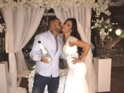 Азис избяга от сватбата на Маги Желязкова, „отчете“ се само с бутилка шампанско и снимка