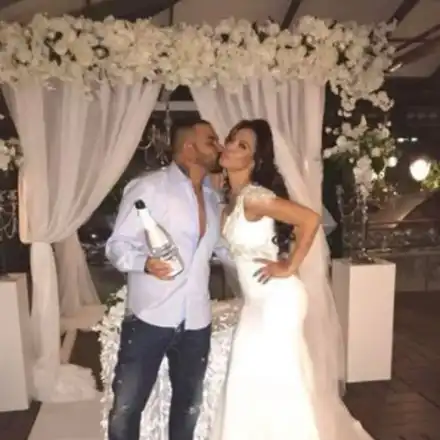 Азис избяга от сватбата на Маги Желязкова, „отчете“ се само с бутилка шампанско и снимка