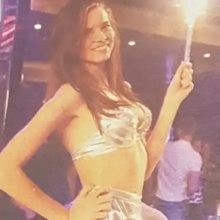 Бившата на Тупалката заработва в чалготеката на Коцето, кълчи се без свян по оскъдно облекло  (Фото)