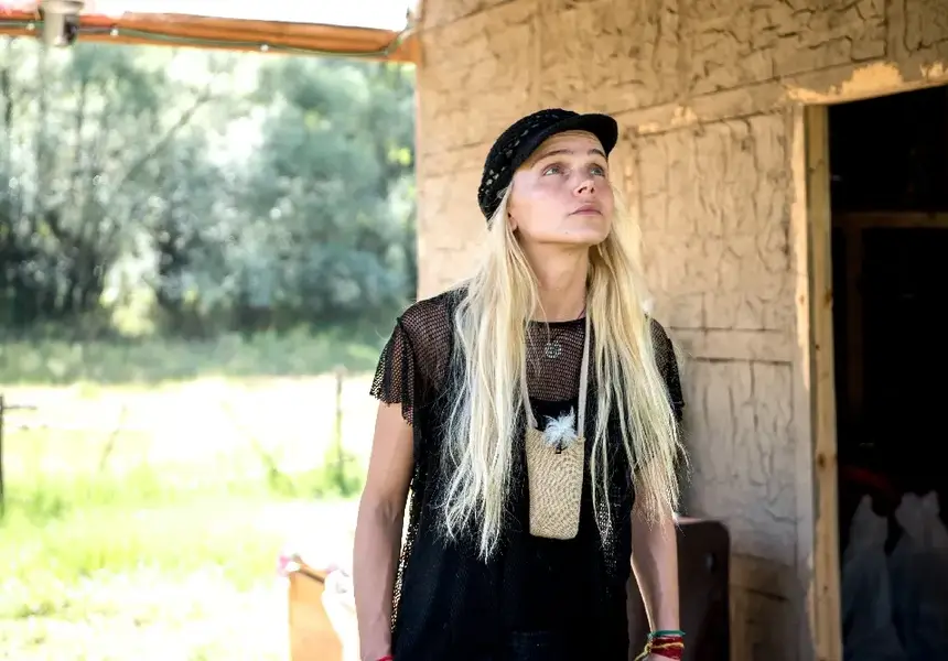 Божидара Бакалова говори с кокошките