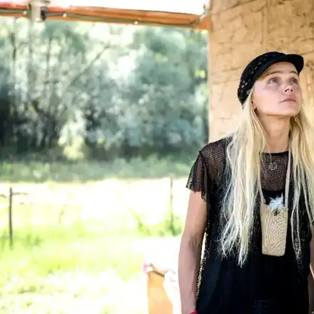 Божидара Бакалова говори с кокошките