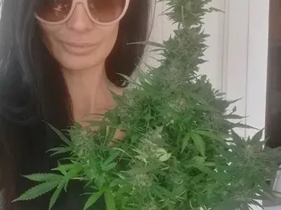 Цеци Красимирова халюцинира от новата реколта! Трева-гигант побърка метресата на Самоковеца! (Снимки)