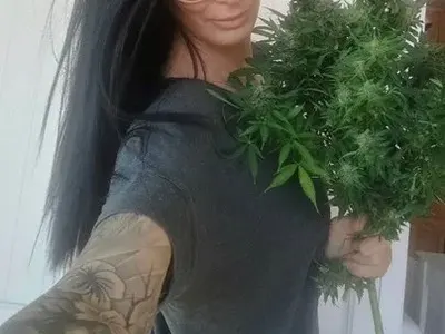 Цеци Красимирова халюцинира от новата реколта! Трева-гигант побърка метресата на Самоковеца! (Снимки)