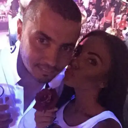 Цуни налази Николета, праща й цветя и целувки