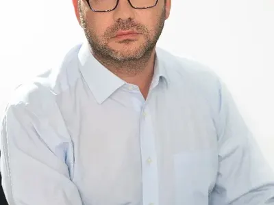 Д-р Енчев залива денонощно цяло село с шум и фекалии (Впечатляващи подробности за общинския чадър над хотела му)