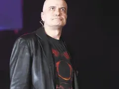 Дългия намразил рождените си дни, след като бил зарязан от голямата си любов Маги