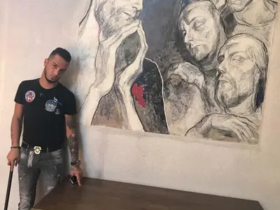 Джино тръгна с бастун с череп