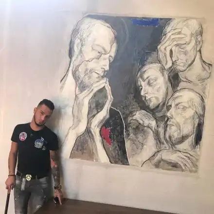 Джино тръгна с бастун с череп