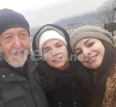 Ексклузивно в HotArena: Стоян Алексиев не спира да мами жена си! 66-годишният Дон Жуан палува с младата си метреса в Турция (Фото)