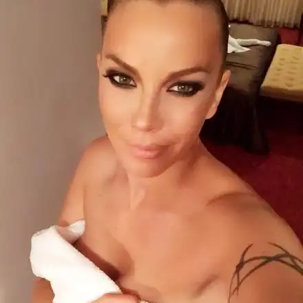 Емилия замина с любовник в Дубай! Певицата разцъфна без Коко